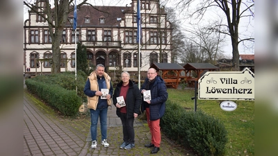 (v.l.) Matthias Bergmann, Anne Gauding und Peter Siebert vor der Villa Löwenherz in Lauenförde (Foto: privat)