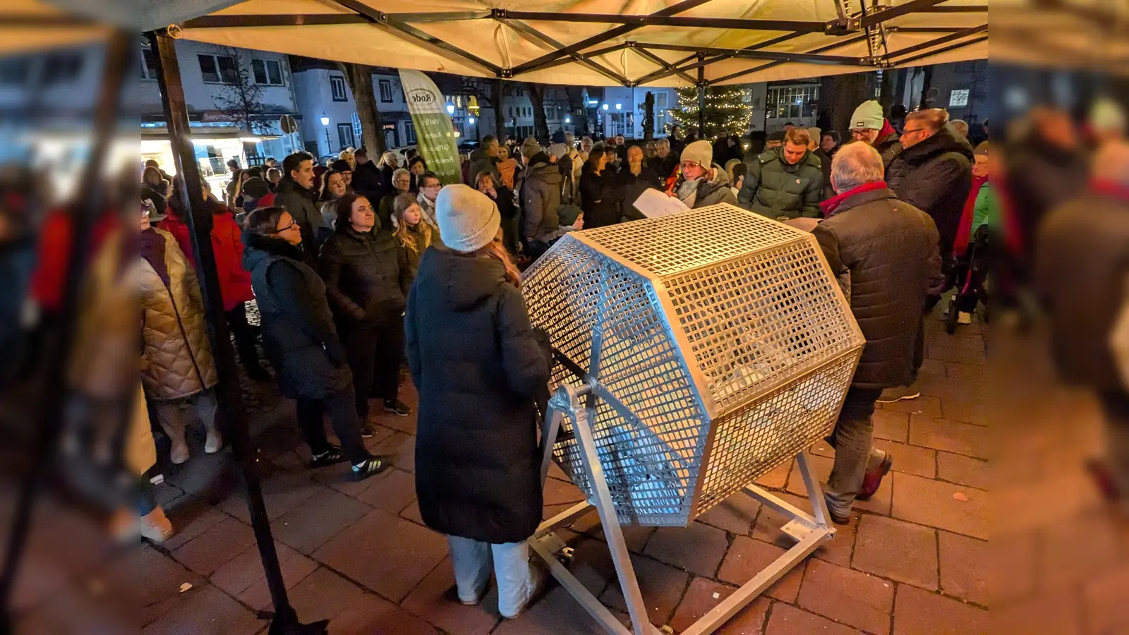 Die Verlosung fand auf dem Kellerplatz statt. <br> (Foto: Beverungen Marketing)