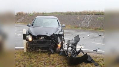 Beide Fahrzeuge wurden abgeschleppt. (Foto: Kreispolizeibehörde Höxter)