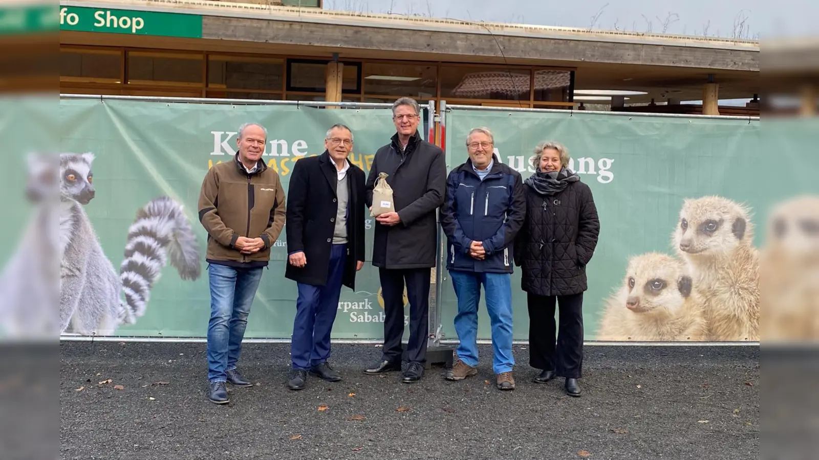 Großzügige Spende für den Tierpark: (v.l.) Betriebsleiter Uwe Pietsch, Landrat Andreas Siebert, Wolfgang Osse, Vorstandsvorsitzender der Volksbank Kassel Göttingen, sowie Wilfried Eckhard und Susanne Selbert aus dem Vorstand des Fördervereins „Freunde des Tierparks Sababurg”.  (Foto: Landkreis Kassel)