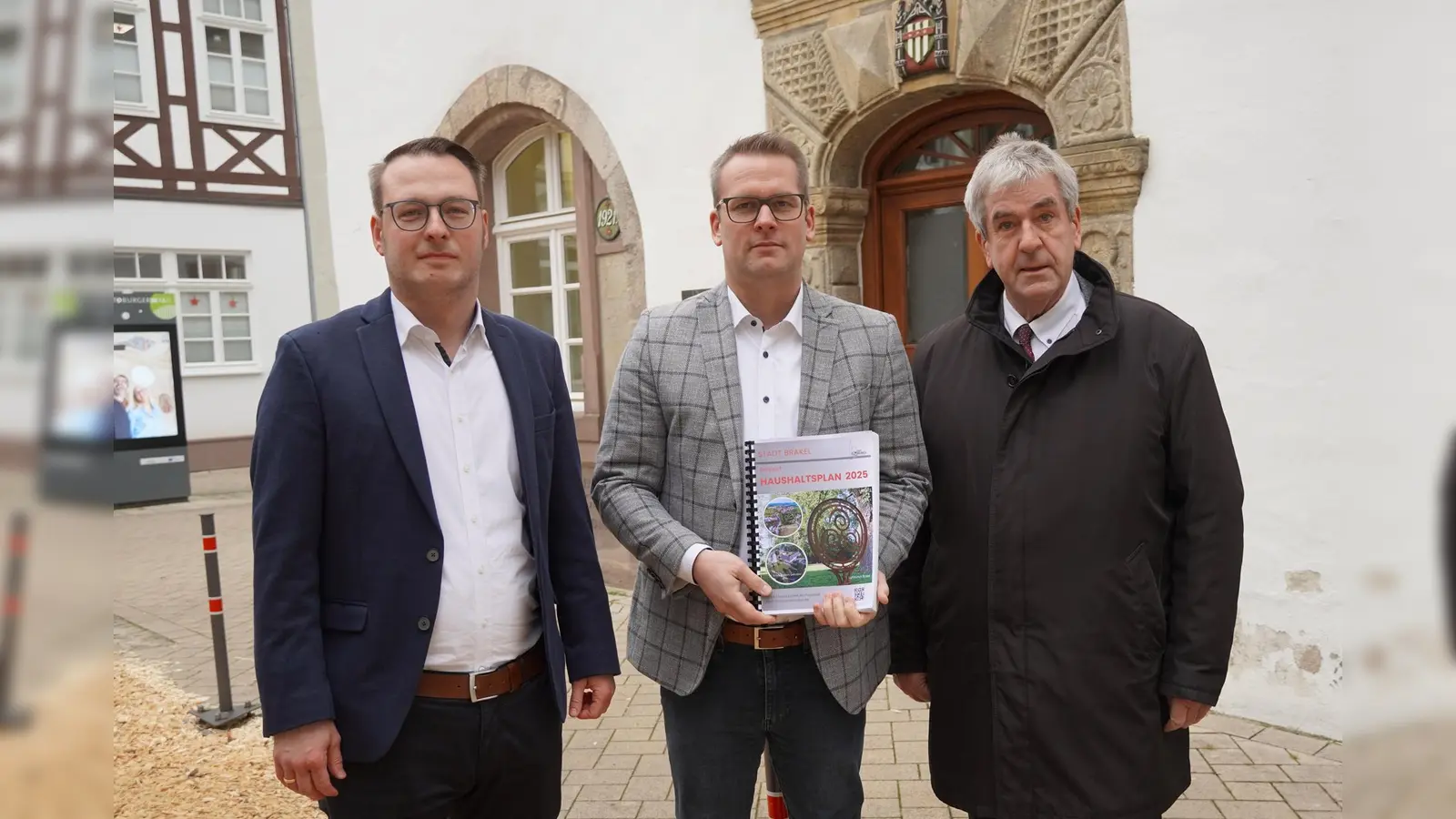 Haben den städtischen Haushalt 2025 vorgestellt (v.l.): Alexander Kleinschmidt (Allgemeiner Vertreter des Bürgermeisters), Kämmerer Dominik Schlenhardt und Bürgermeister Hermann Temme. (Foto: Stadt Brakel)