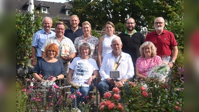 Zur Siegerehrung im Garten Brückner trafen sich: (vorne) Kerstin Driehorst, Margot und Ulrich Brückner, Beate Pechmann, (hinten) Bürgermeister Hubertus Grimm und Florian Seela (Stadt Beverungen) Wolfgang Driehorst, Nicole Bartolles (Bev. Marketing), Anna Wohlgemuth und Sven Ostmeyer (Sponsoren) und Eckardt Pechmann. Es fehlt Sponsorin Andrea Vrsaljko und Christian Frewer.  (Foto: Barbara Siebrecht)