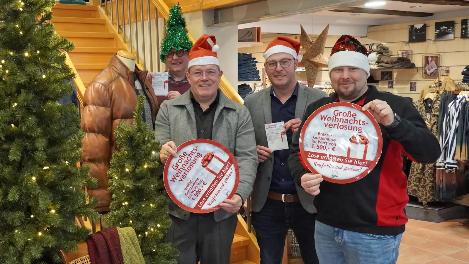 Der Werberingvorstand präsentiert die Weihnachtsaktion (v.l.): Rainer Schäfers, Bernhard Fischer, Alexander Kleinschmidt und Markus Härmens. (Foto: Stadt Brakel)