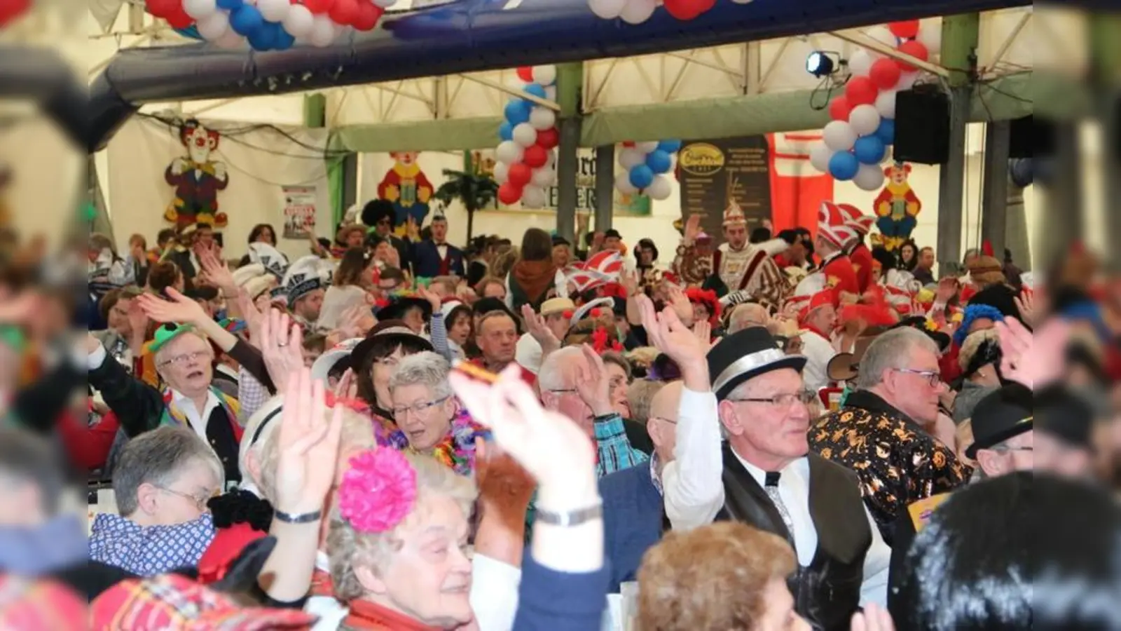 Die Närrinnen und Narren aus Ovenhausen wissen, wie man für zünftige Karnevalsstimmung sorgt. (Foto: privat)