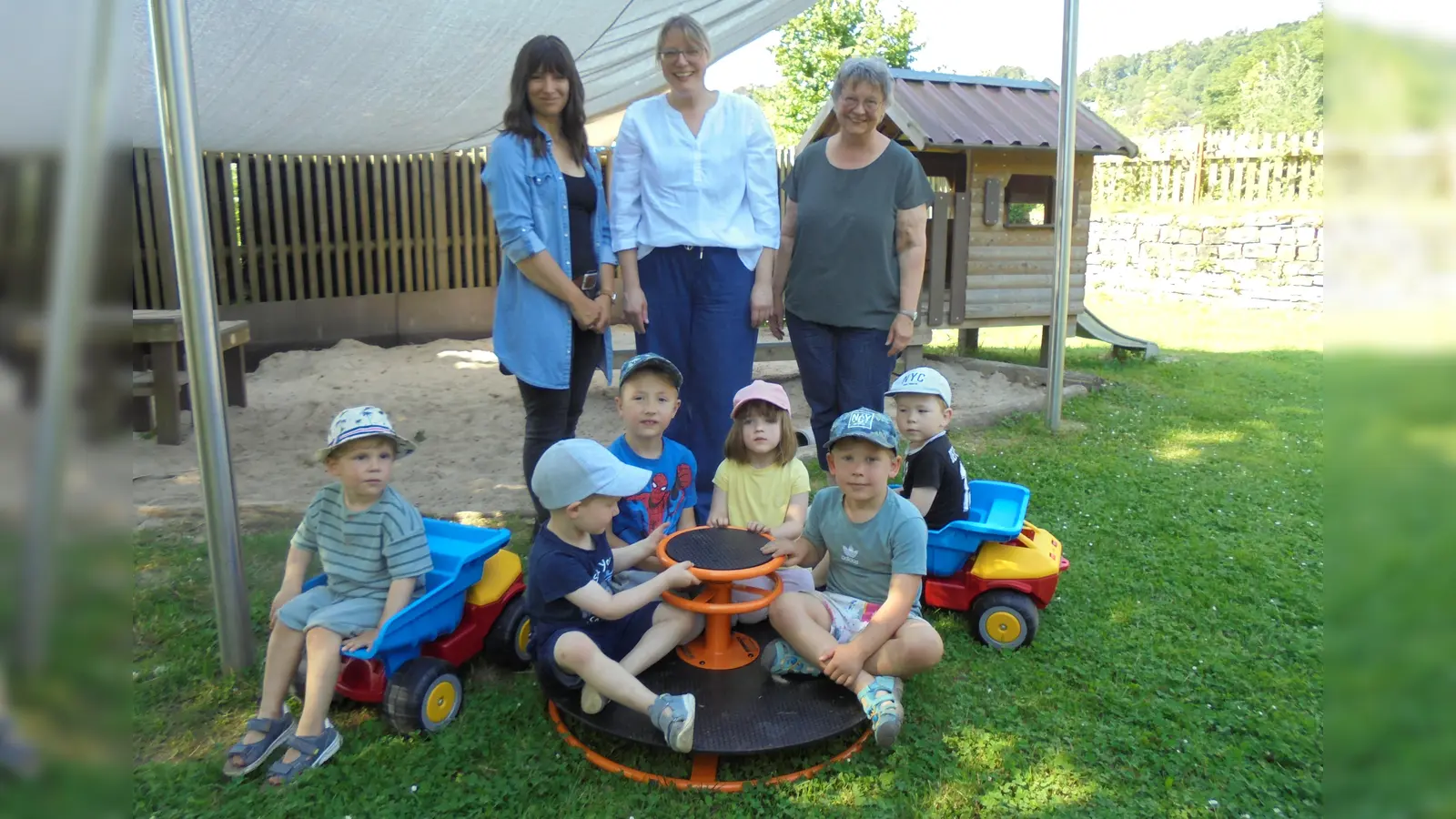 Vanessa Westerwelle, Alexandra Schäfer, Ute Fischer und die Kinder der Bären- und Elefantengruppe. (Foto: privat)