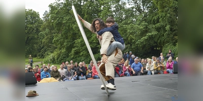 Ein abwechslungsreiches Programm, bei dem zum Teil das Publikum einbezogen wurde, gab es beim Eröffnungsfestival des Kultursommers zu sehen und zu erleben. (Foto: Stefan Bönning)