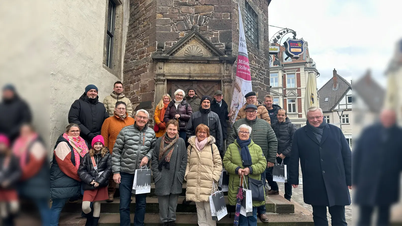 Bürgermeister Daniel Hartmann und die Vertreter der Bürgerstiftung Höxter begrüßen die neuen Bürgerinnen und Bürger der Stadt. (Foto: Bürgerstiftung Höxter)