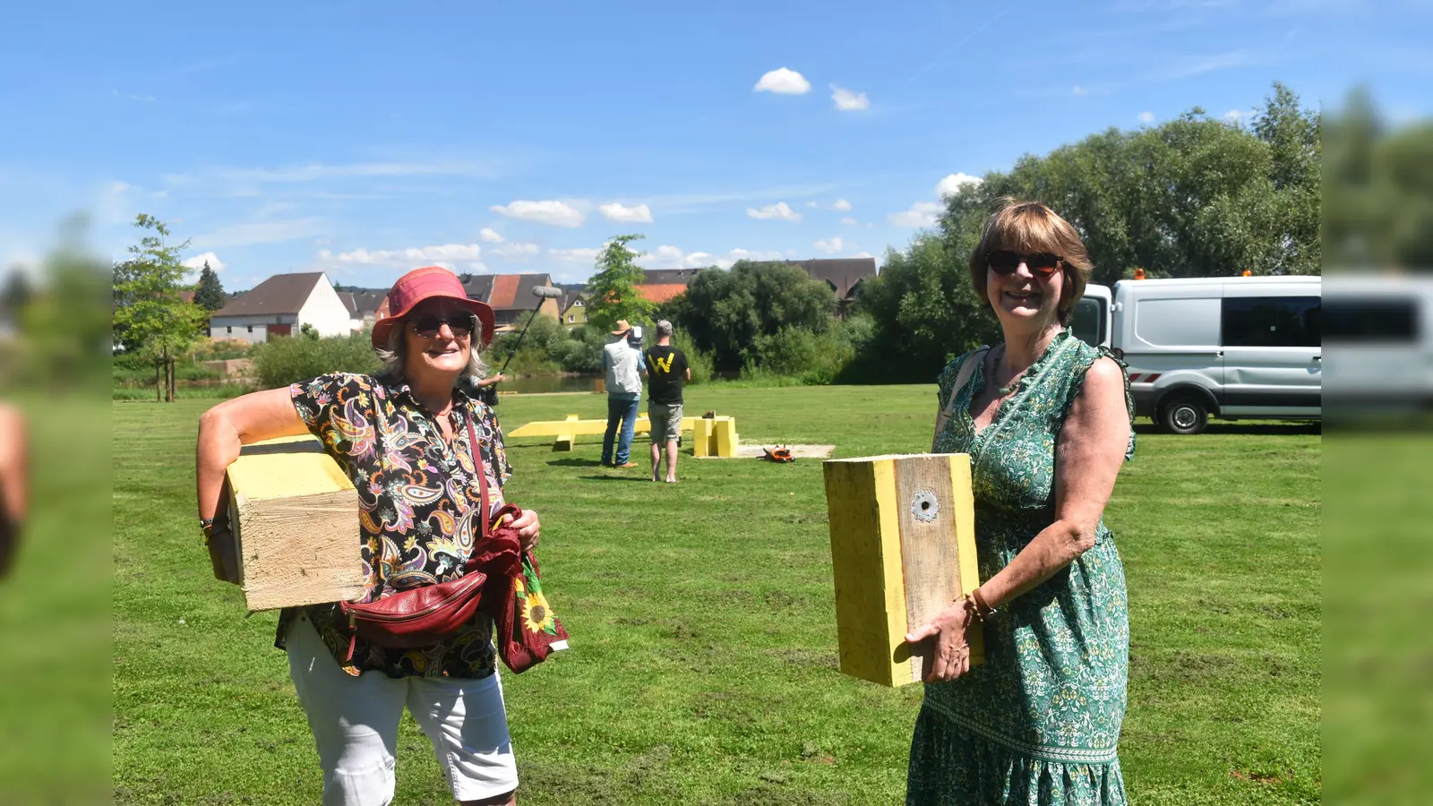 Karola Koworz und Gisela Nolte wollen einen Klotz des W´s in ihrem Garten aufstellen.  (Foto: Barbara Siebrecht)