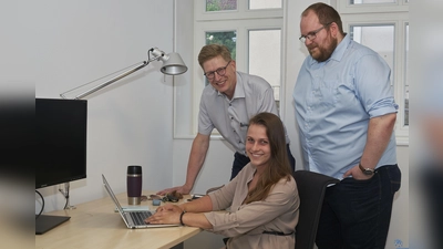 Bürgermeister Danny Sutor (li.) und Daniel Leonhäuser (re.,Uni Kassel) schauen der ersten Coworkerin in Grebenstein, Merle Steltmann, bei ihrer Arbeit über die Schulter. (Foto: Stefan Bönning)