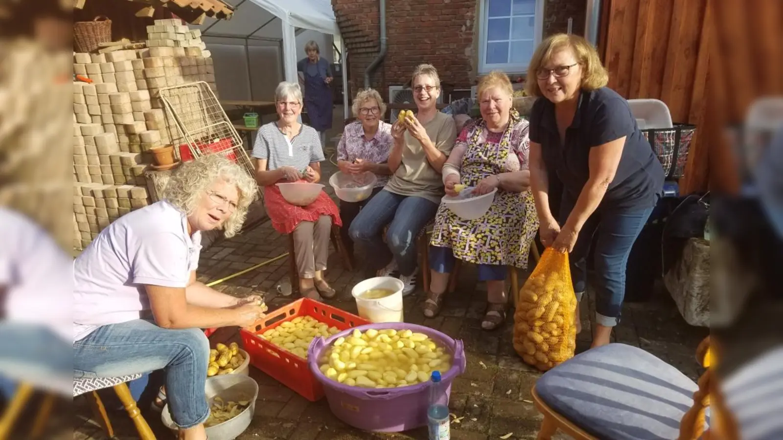 Alles Handarbeit: Viele fleißige Helfer sind nötig bei der Vorbereitung des Kartoffelfestes. (Foto: privat)