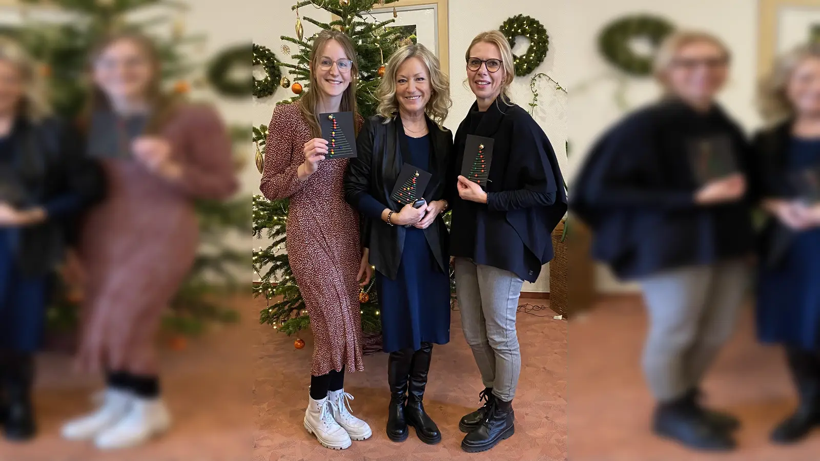 Hier bei der Übergabe der Weihnachtspost: Frau von Heesen von Grundschule Karlstraße, Frau Müller vom Seniorenhaus an der Weserbrücke sowie Frau Engelke aus dem Aktionsteam-Ehrenamt des ZEE. (Foto: ZEE)