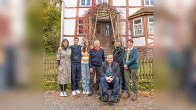 Die Familienwurzeln im Blick: Tanya Uhlmann (v. l.), Banks Uhlmann, Wrenwin Angell und Peter Uhlmann aus Kanada besuchen gemeinsam mit Dr. Heinrich Stiewe, Gefion Apel und Dr. Marie Luisa Allemeyer (alle LWL-Freilichtmuseum) das Haus Uhlmann als einen Erinnerungsort jüdischer Familiengeschichte im LWL-Freilichtmuseum Detmold. (Foto: LWL)