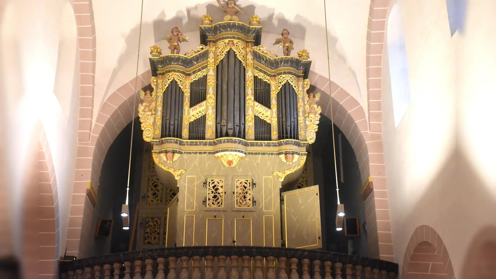 Die Orgel steht auf der Empore über dem Eingangsportal.  (Foto: Barbara Siebrecht)