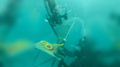 Drohne mit Greifer unter Wasser im Einsatz. (Foto: Landkreis Holzminden)