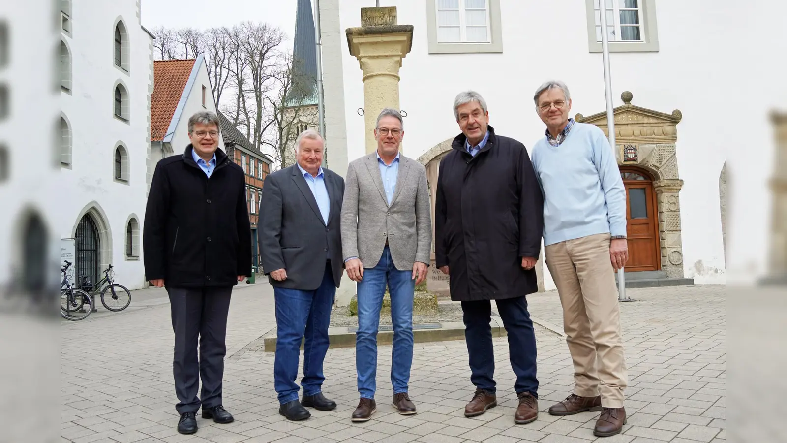 V.l.: Markus Krömeke, Bezirksverwaltungsstellenleiter von Hembsen, Kreisheimatpfleger Hans-Werner Gorzolka, der neue Heimatpfleger von Hembsen Peter Frischemeier, Bürgermeister Hermann Temme und Alfons Jochmaring, Ortsheimatpfleger Brakel / Stadtheimatpfleger Brakel. (Foto: Stadt Brakel)