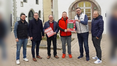 Die Organisatoren laden zum Brakeler Nikolausmarkt ein: (v.l.n.r.) Marktmeister Benedikt Gönnewicht, Alexander Kleinschmidt, Rainer Schäfers, Markus Härmens, Andreas Tebbe sowie Jonas Denecke (alle Werbering). (Foto: Stadt Brakel)