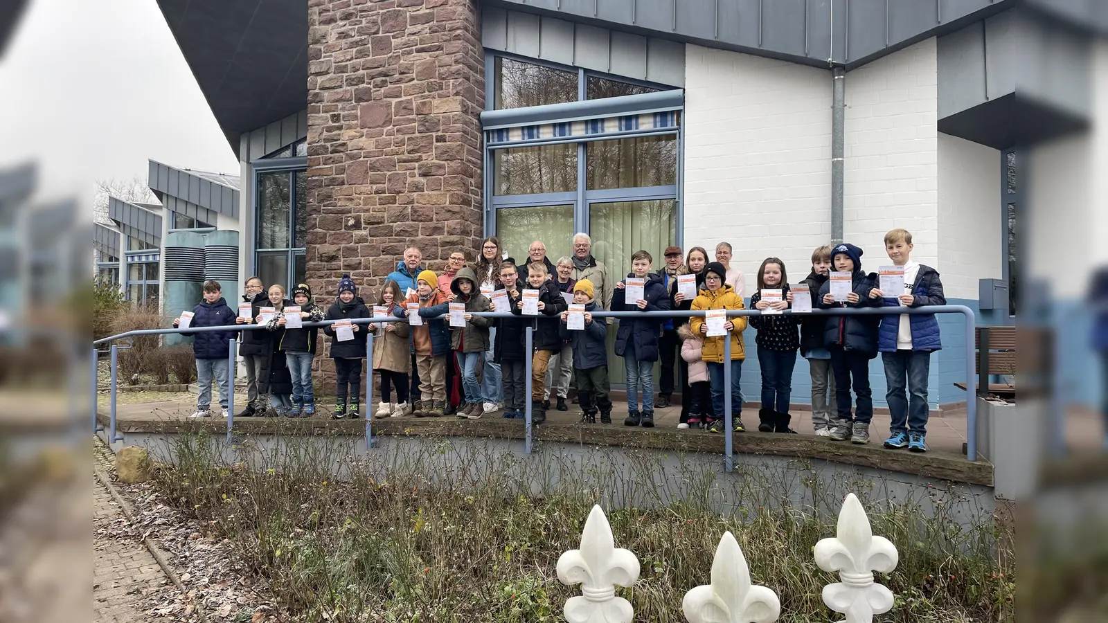 Die Sportlerinnen und Sportler nach der Übergabe der Urkunden in der Stadthalle.  (Foto: Ralf Göllner)