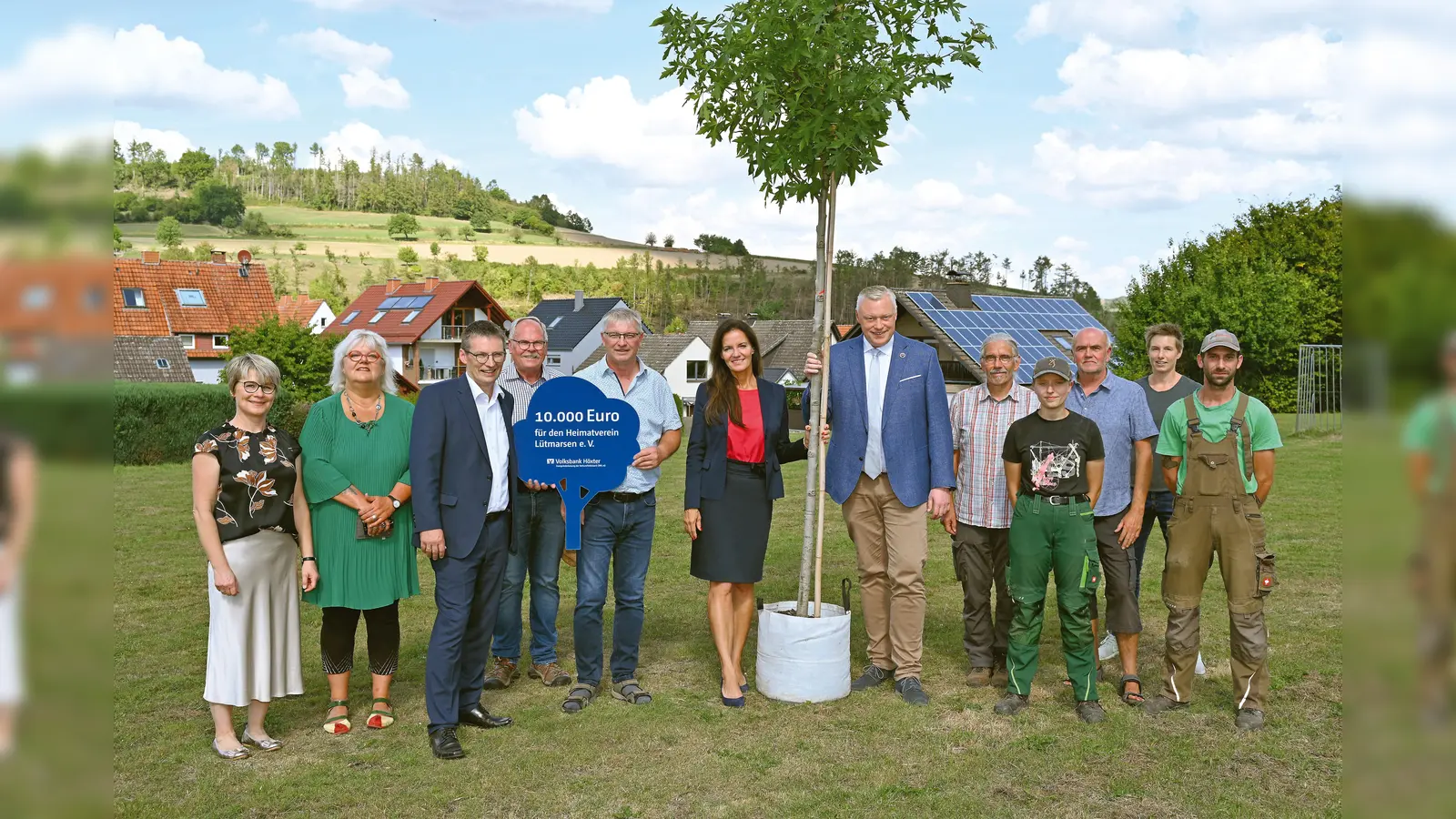 Große Freude bei allen Beteiligten bei der Spendenübergabe in Lütmarsen (v.l.): Dagmar Zimmermann, Lydia Dabringhausen, Norbert Meyer, Regionalleiter der Volksbank Höxter, Johannes Wöstefeld, Martin Sagel, Vorsitzender des Heimatvereins Lütmarsen, Ina Kreimer, Vorstandsmitglied der VerbundVolksbank OWL, Daniel Hartmann, Bürgermeister der Stadt Höxter, Ralf Haffke, Chef der Stadtgärtnerei, Sarah Zarnitz, Stadtgärtnerin, Uli Müller, Petra Hamel und Simon Steiner, Stadtgärtner. (Foto: privat)