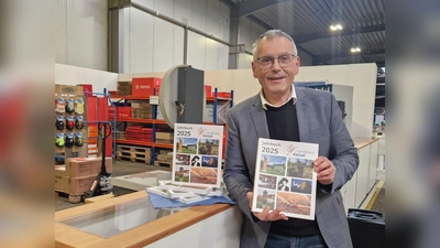 Landrat Andreas Siebert stellte das Jahrbuch 2025 im Berufsorientierungszentrum (BOZ) des Landkreises vor.  (Foto: Landkreis Kassel)