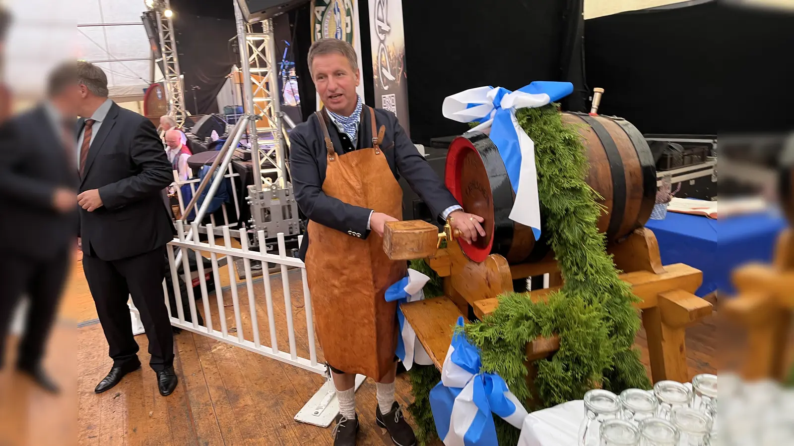 Schirmherr Michael Stickeln erledigte das traditionelle Anschlagen des Bieres.  (Foto: Julia Sürder)