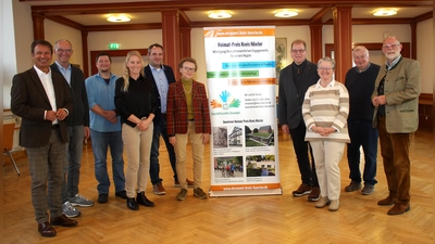 Die Mitglieder der Jury sowie der Geschäftsstelle Ehrenamt (von links): Landrat Michael Stickeln, Stephan Kreye (Katholische Landvolkshochschule Hardehausen), Sascha Atteln (Geschäftsstelle Ehrenamt), Ehrenamtsmanagerin Katharina Serinelli (Geschäftsstelle Ehrenamt), Frederik Köhler (erster Vorsitzender Heimat- und Verkehrsverein Bellersen), stellvertretende Kreisheimatpflegerin Margret Golüke-Knuhr, SPD-Kreistagsmitglied Guido Gell, stellvertretende Kreisheimatpflegerin Monika Hölscher-Darke, Kreisheimatpfleger Hans-Werner Gorzolka und CDU-Kreistagsmitglied Dr. Josef Lammers. (Foto: Kreis Höxter)