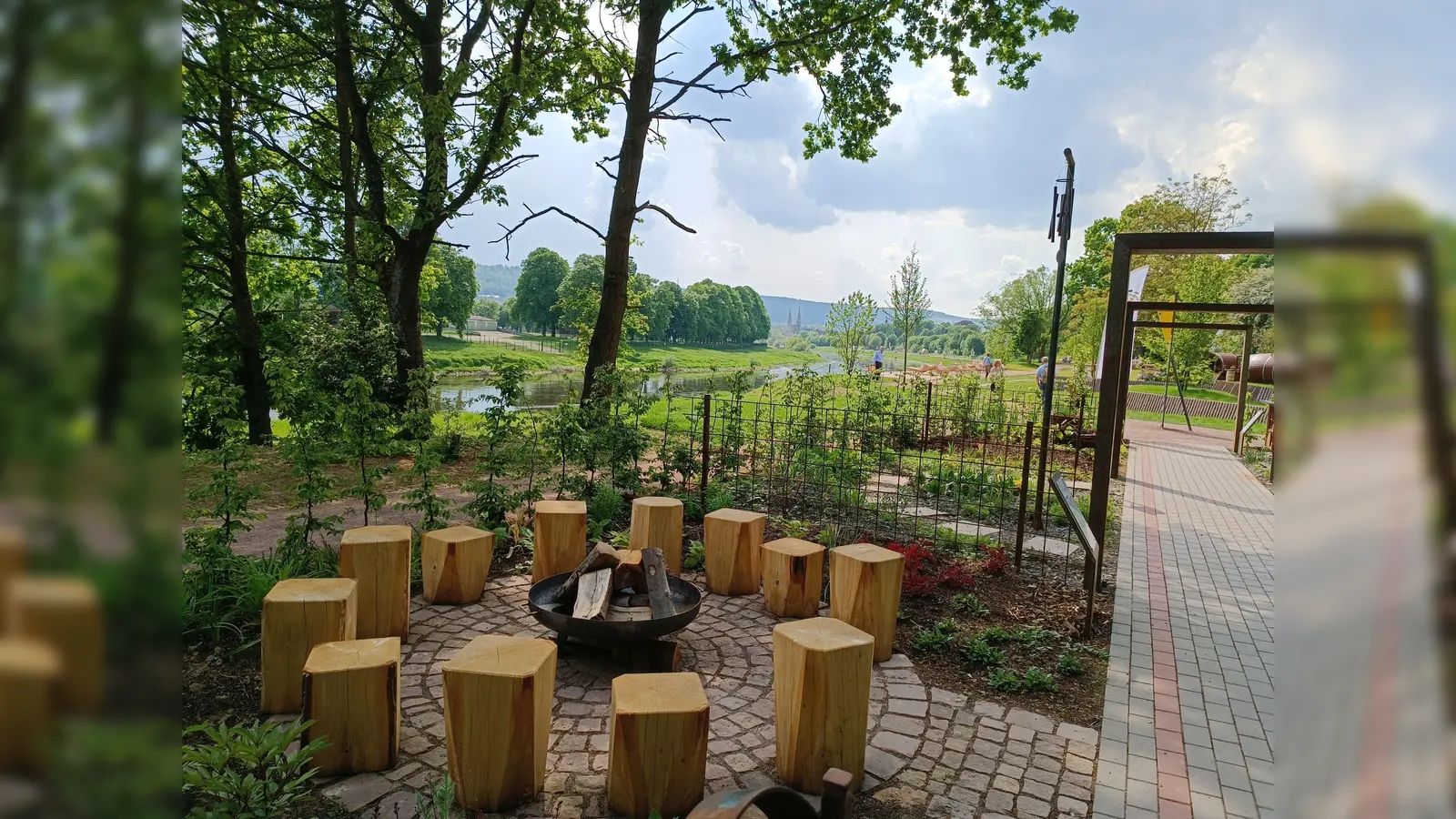 Auch hier schaut die „Entente Florale“-Jury vorbei: Der Schöpfungsgarten auf der Weserscholle als gemeinsamer Veranstaltungsort aller Glaubensgemeinschaften. (Foto: Huxarium Gartenpark Höxter)