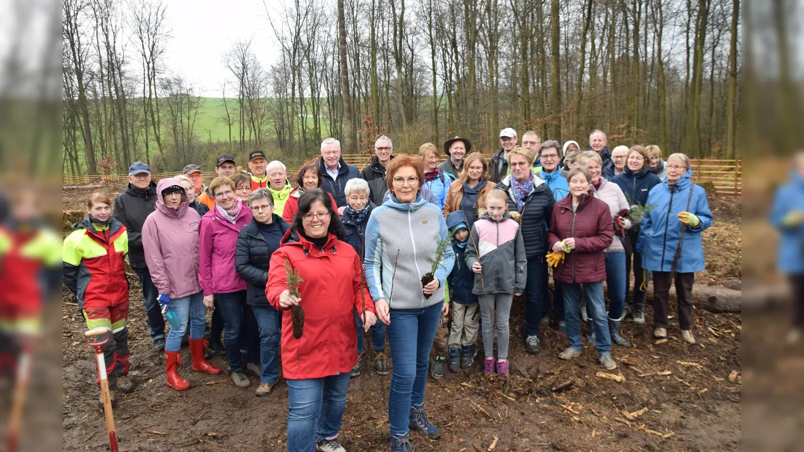 Gemeinschaftsaktion im Stadtwald Höxter – Baudezernentin Claudia Koch und Irmtraud Föckel, KFD-Vorsitzende, mit den Pflanzhelfern. (Foto: Stadt Höxter)