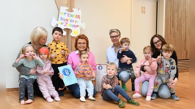 Freuen sich gemeinsam mit den Kindern über die Auszeichnung als „Kita mit Biss“ (von links): Sarah Gierke, Prophylaxe-Fachkraft Nicole Czempa, Kita-Leiterin Meike Becker und Eleonora Staletovic.  (Foto: Projekt Begegnung)