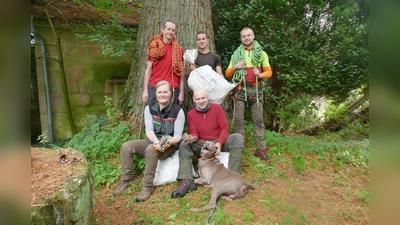 Das Zapfenteam: (hinten v.l.): die Zapfenpflücker Gregor Zilles, Marvin Eichelmann und Alexander Wieners (Regionalforstamt Hochstift). Davor: Försterin Marina Jürgens (Regionalforstamt Hochstift) und Forstwirtschaftsmeister Ingo Hamm (Zentrum Wald und Holzwirtschaft). (Foto: Befeld/Wald und Holz NRW)