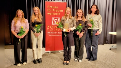 Preisverleihung (v.l.): Viola Hennig, Hüffertgymnasium Warburg, Lina-Marie Scholand, Gymnasium Marianum Warburg, Tabea Maier, Gymnasium Marianum Warburg (Preisträgerin 2025), Stella Schicht, Gymnasium Beverungen, Michele Bachmann, Internat Solling Holzminden. Nicht im Bild ist Milena Bach, Gymnasium Marianum Warburg. (Foto: privat)