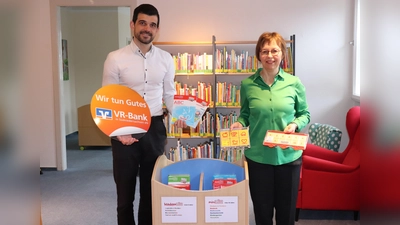 Jan Daniel Bremer, VR-Bank, und Büchereileitung Heike Leupold bei der Spendenübergabe. (Foto: Stadt Holzminden)