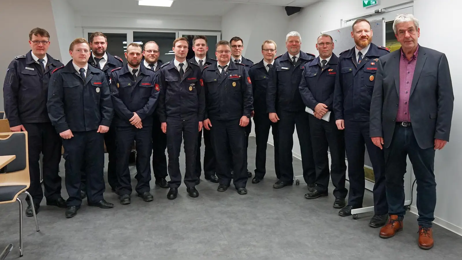 Neue und ausgeschiedene Führungskräfte der Feuerwehr der Stadt Brakel: (von links) Sven Heinemann (Leiter der Feuerwehr), Fabian Menne, Malte Benning, Sebastian Bolte, Ruben Terbach, André Gillmann, Michael Schröder, Maik Schulze, Thomas Groppe, Niklas Seck, Frank Marziniak, Karsten Happe, Florian Diekmann und Bürgermeister Hermann Temme. (Foto: Stadt Brakel)