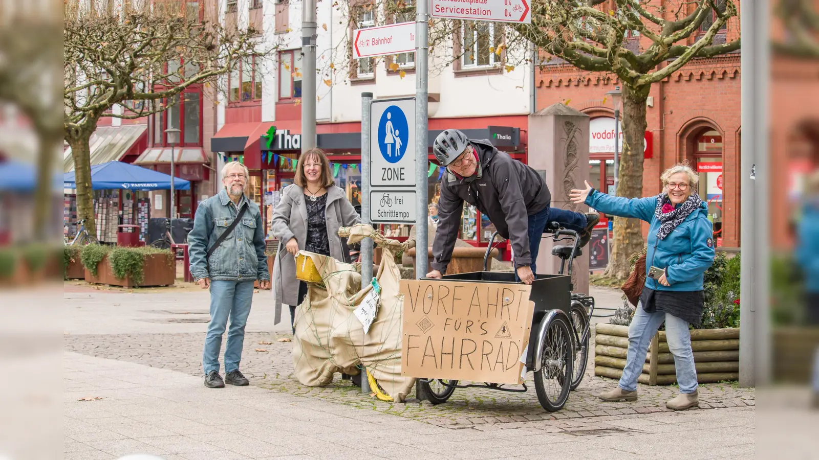 Verkehrsinitiative vor dem verhülltem Fahrrad. (Foto: Verkehrsinitiative Nachhaltige Mobilität)