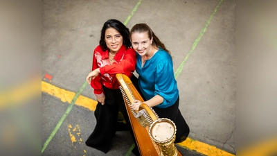 Die besondere Verbindung von Gesang und Harfe: Julika Hing (links, Mezzosopran) und Johanna Görißen (rechts, Harfenistin) wurden während des Deutschen Musikwettbewerbes 2023 zur Spitze der deutschen Nachwuchsmusiker ernannt.  (Foto: Slawomir Grenda)