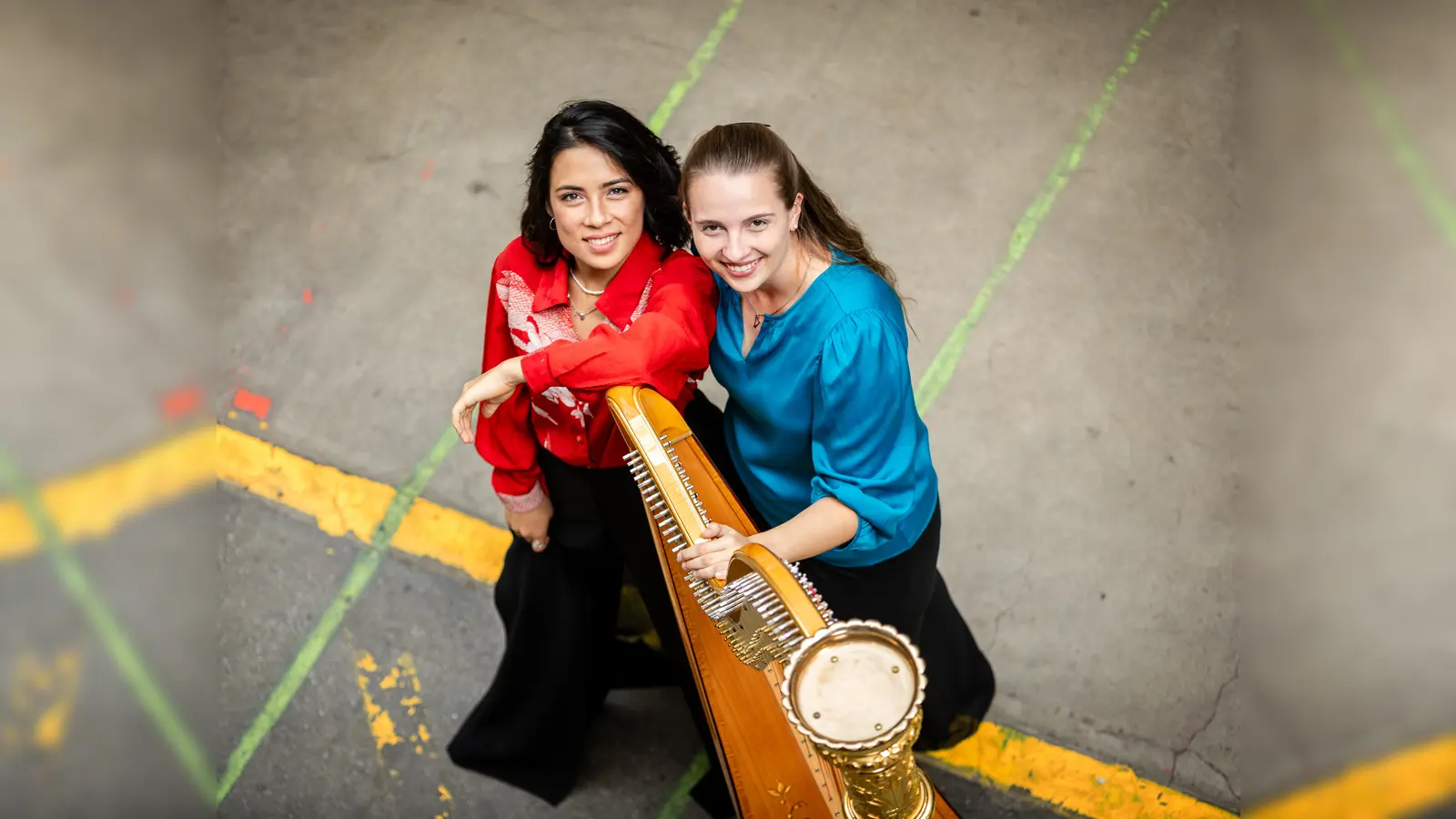 Die besondere Verbindung von Gesang und Harfe: Julika Hing (links, Mezzosopran) und Johanna Görißen (rechts, Harfenistin) wurden während des Deutschen Musikwettbewerbes 2023 zur Spitze der deutschen Nachwuchsmusiker ernannt.  (Foto: Slawomir Grenda)