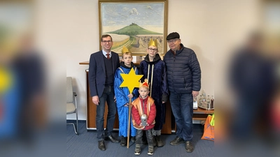 Die Sternsinger Henri, Clemens und Benno Dalmanns gemeinsam mit Rudi Ryll zu Gast im Rathaus bei Bürgermeister Tobias Scherf. (Foto: privat)