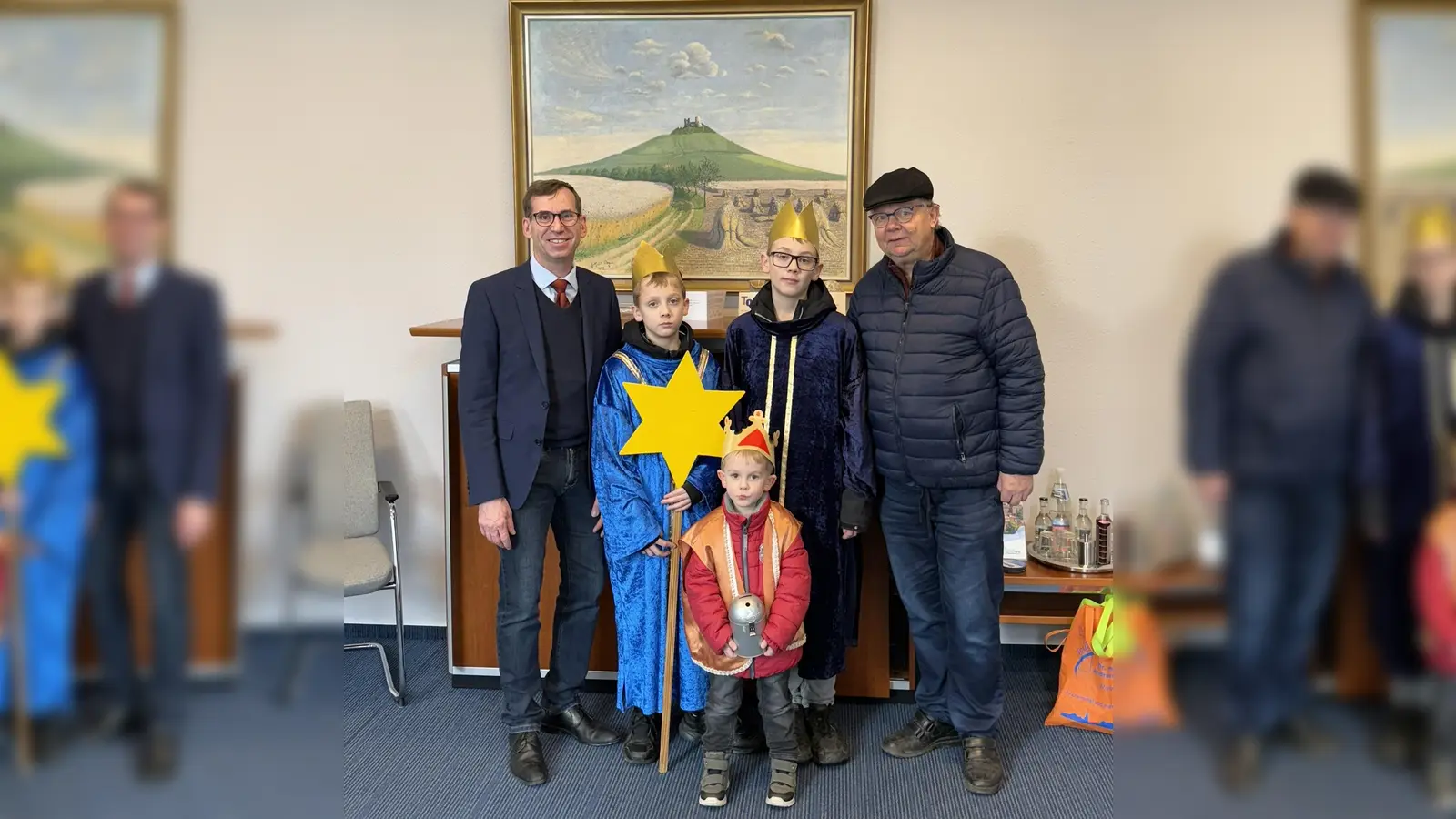 Die Sternsinger Henri, Clemens und Benno Dalmanns gemeinsam mit Rudi Ryll zu Gast im Rathaus bei Bürgermeister Tobias Scherf. (Foto: privat)