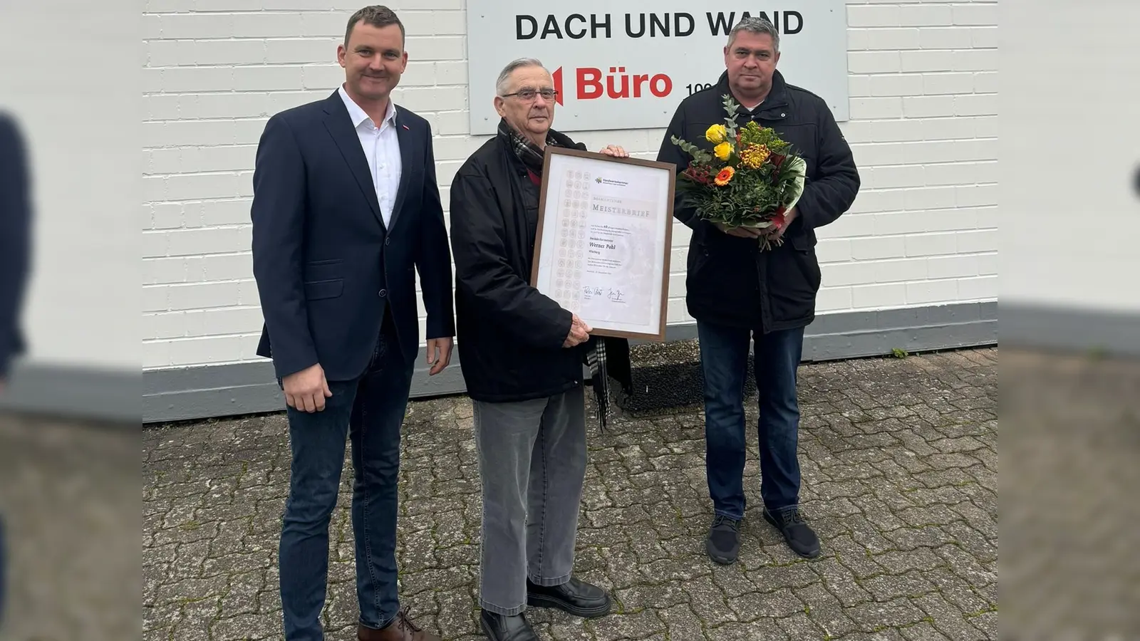 Werner Pohl (Mitte) erhielt den diamantenen Meisterbrief. (Foto: Kreishandwerkerschaft Höxter-Warburg)