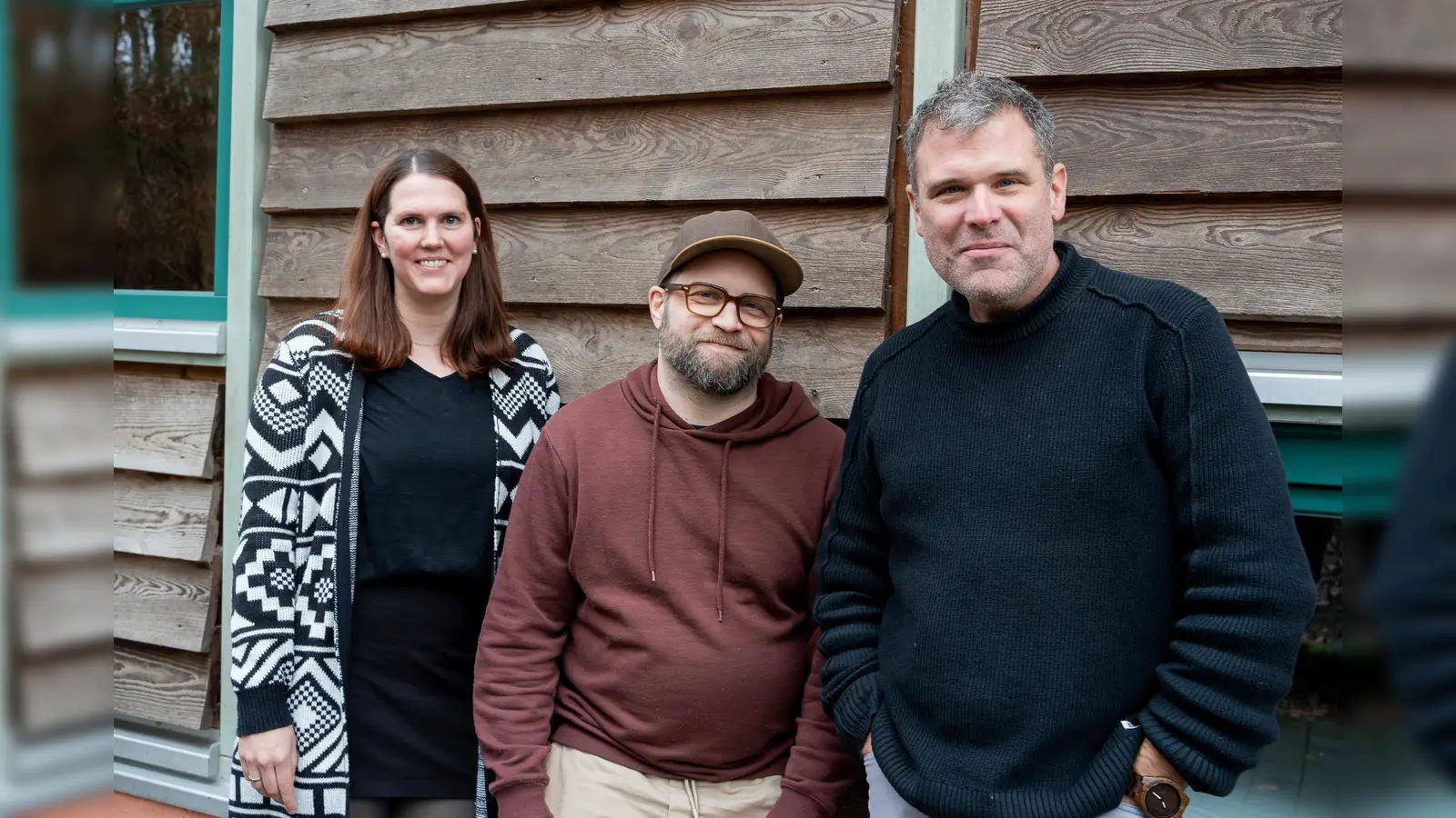 Regisseur Stephan Rumphorst (rechts), Autor Kristo Šagor (mitte) und Spielleitung Kirstin Hünnefeld. (Foto: Freilichtbühne Bökendorf e.V.)