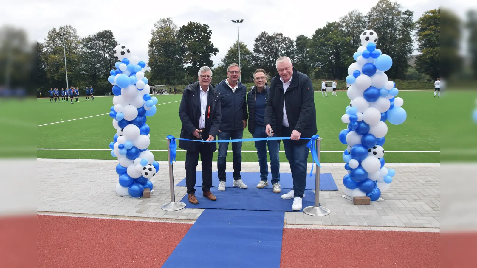 Feierliche Eröffnung (v.l.): Bundestagsabgeordneter Christian Haase, Gerhard Fickert (Firma Rathert), Vereinsvorsitzender Michael Heine und Bürgermeister Daniel Hartmann beim Durchtrennen des Bandes. (Foto: Stadt Höxter)