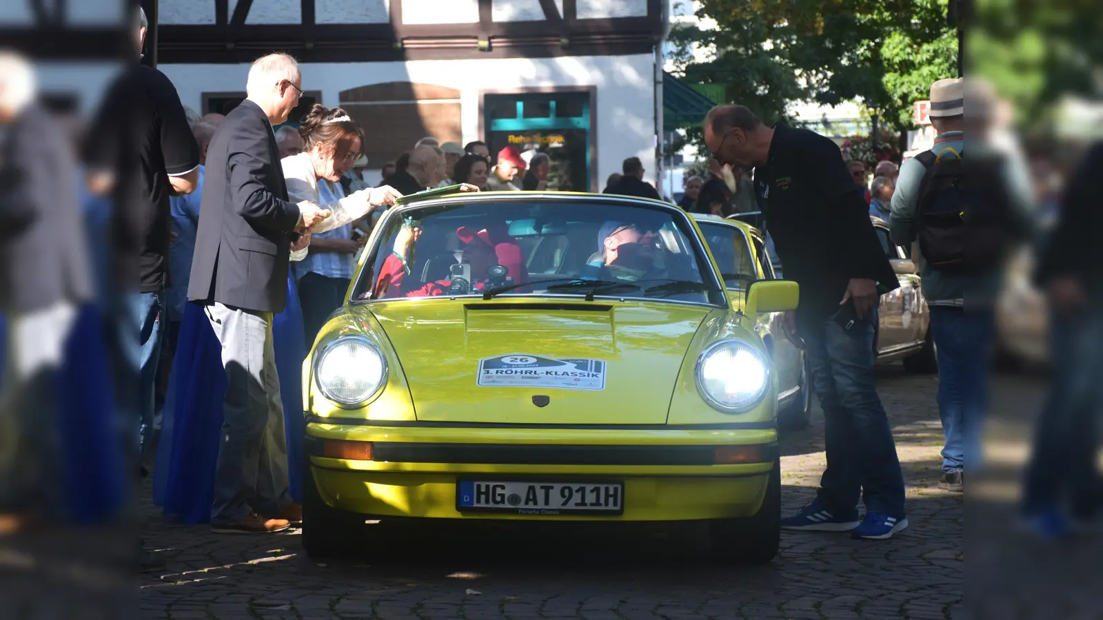 Der Bürgermeister und die Karnevalsprinzessin (links) begrüßten die Fahrer mit Stempel und Präsent.  (Foto: Barbara Siebrecht)