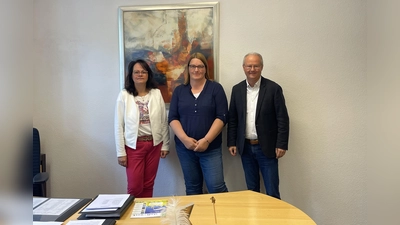V.l.: Christiane Klare, Katrin Apel und Bürgermeister Hubertus Grimm. (Foto: privat)