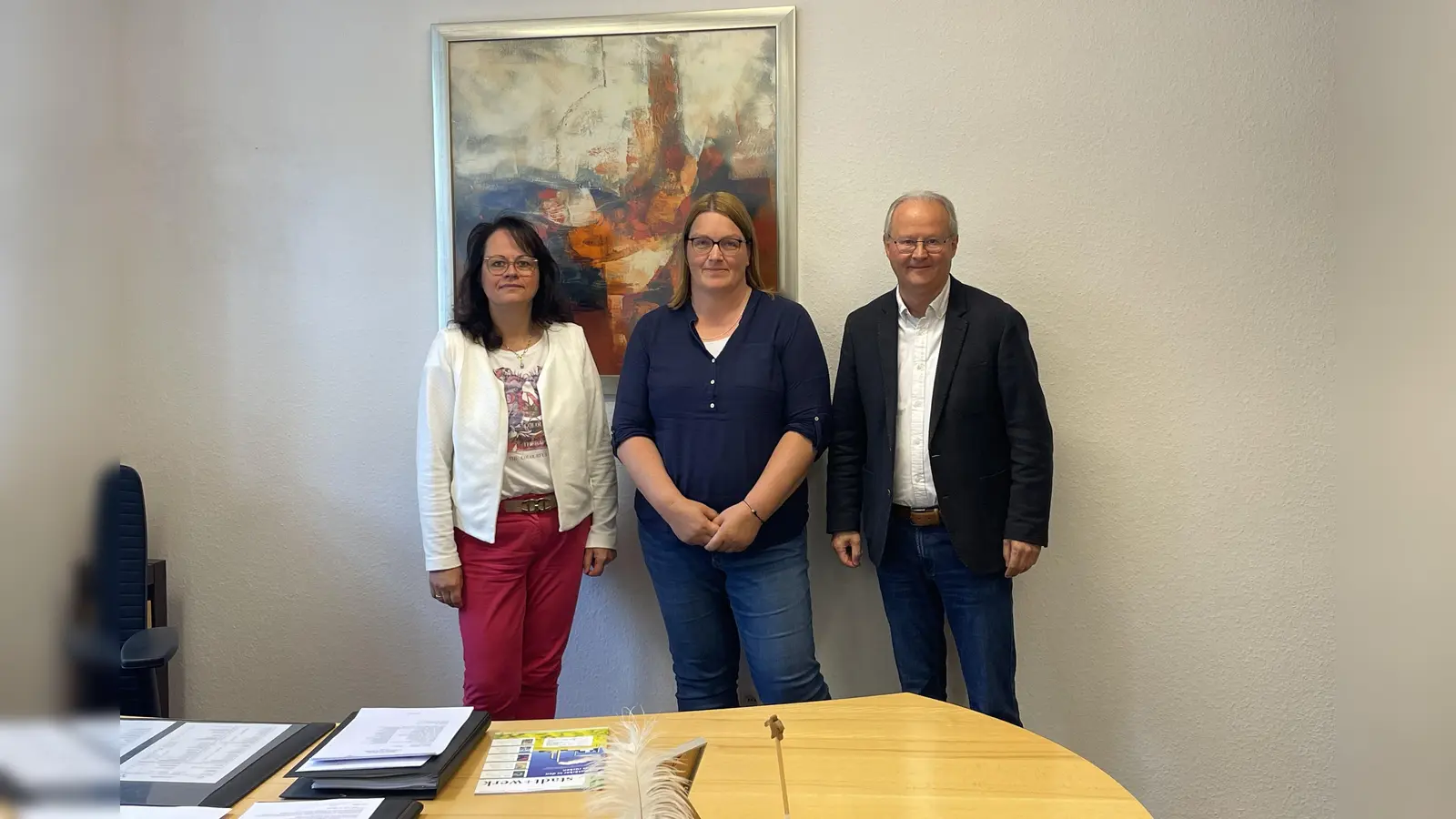V.l.: Christiane Klare, Katrin Apel und Bürgermeister Hubertus Grimm. (Foto: privat)