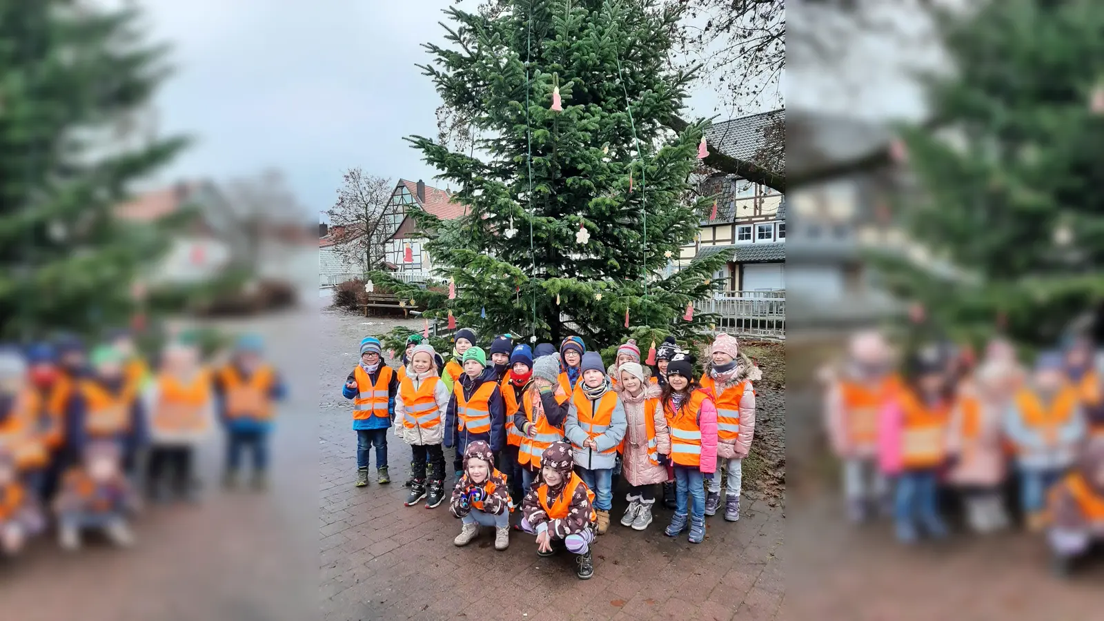 Schmückaktion für den Tannenbaum in Hombressen. (Foto: Stadt Hofgeismar)