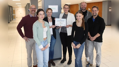 Über die Kooperation freuen sich die beiden Schülerinnen Nelly und Johanna (EF) gemeinsam mit Dr. Sebastian Krackl, Heike Edeler, Juliane Jütten, Andre von Rüden sowie Ulf Osterbrink (v. l.). (Foto: privat)