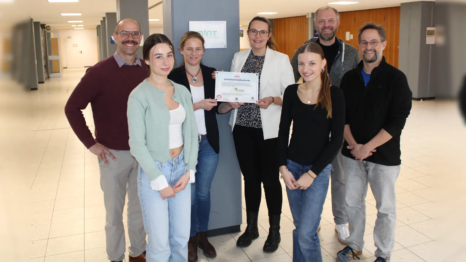 Über die Kooperation freuen sich die beiden Schülerinnen Nelly und Johanna (EF) gemeinsam mit Dr. Sebastian Krackl, Heike Edeler, Juliane Jütten, Andre von Rüden sowie Ulf Osterbrink (v. l.). (Foto: privat)