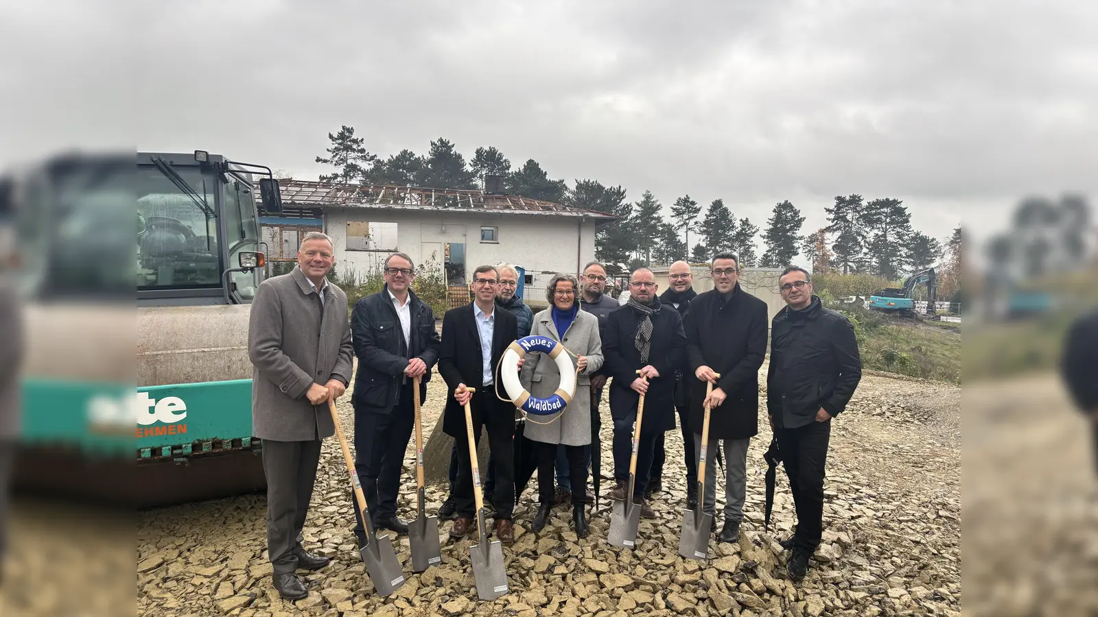 MdL Matthias Goeken, Stadtwerke-Geschäftsführer Leander Sasse, Bürgermeister Tobias Scherf, Grünen-Fraktionsvorsitzender Josef Schrader, Ministerin Ina Scharrenbach, AfD-Fraktionssprecher Andreas Braunst, CDU-Fraktionschef Hubertus Kuhaupt, SPD-Fraktionsvorsitzender Patrick Engelbracht, 1. Beigeordneter Andreas Niggemeyer und Architekt Thomas Kalman. (Foto: Julia Sürder)