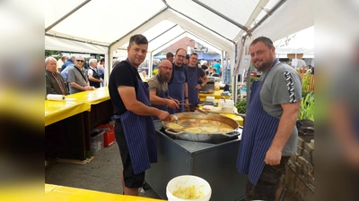 Kartoffelpuffer braten ist in Lamerden auch Männersache. (Foto: Verein für Heimatgeschichte und Kultur Lamerden)