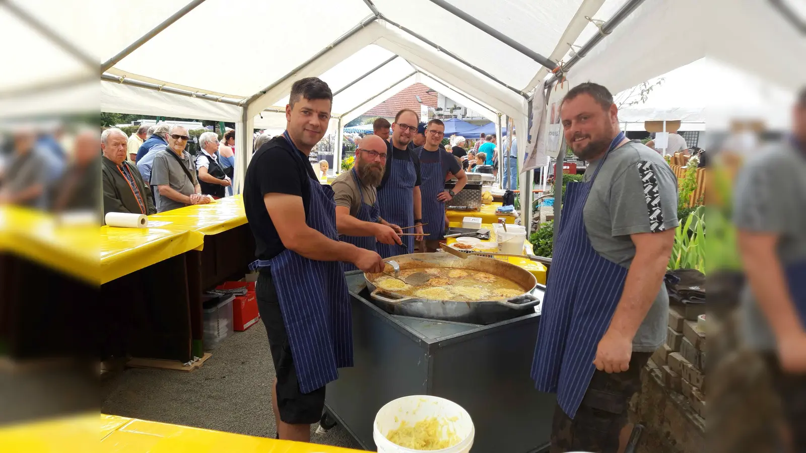 Kartoffelpuffer braten ist in Lamerden auch Männersache. (Foto: Verein für Heimatgeschichte und Kultur Lamerden)