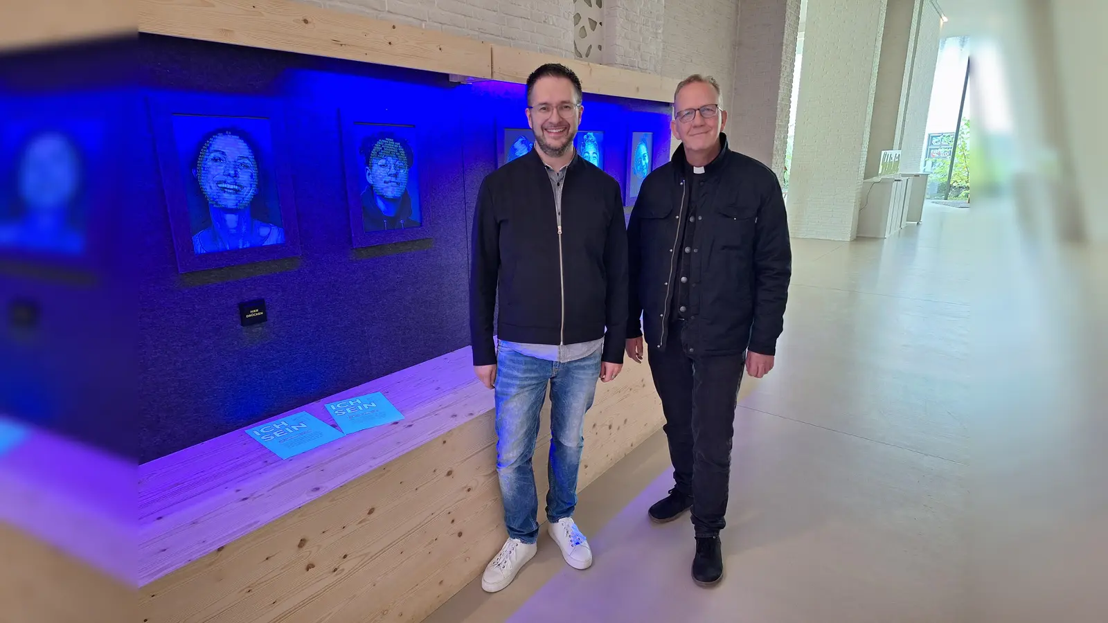 Benedikt Hebbecker und Peter Jochem freuen sich auf interessierte Besucherinnen und Besucher (Foto: Jugendhaus Hardehausen)